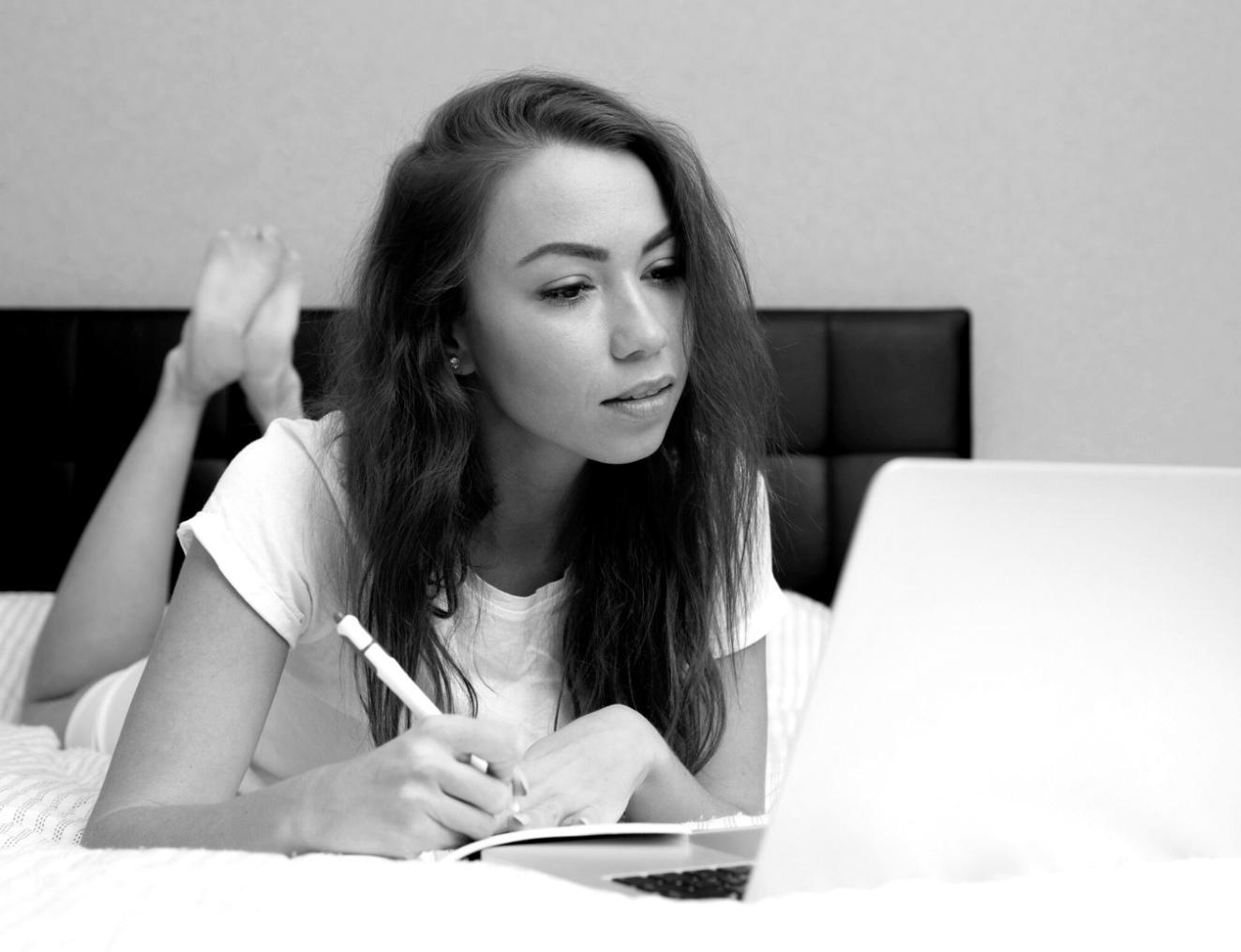 Expert instructor explaining advanced financial modeling concepts